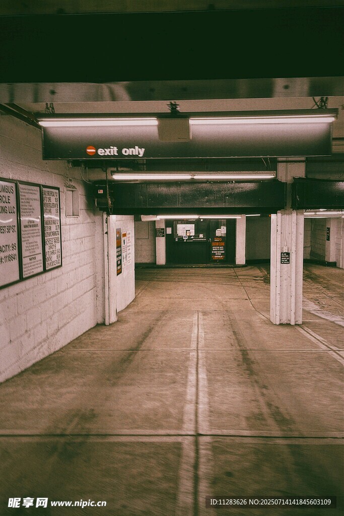 空曠地下停車場通道