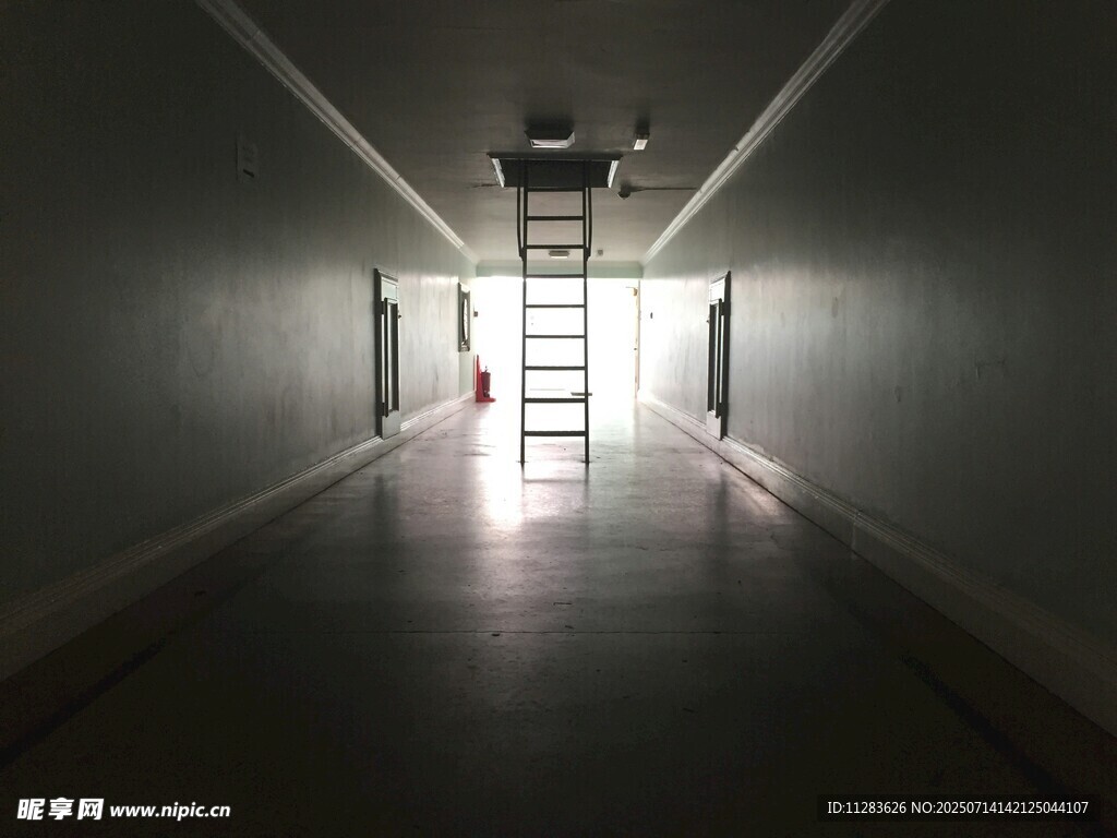 昏暗走廊盡頭的明亮出口