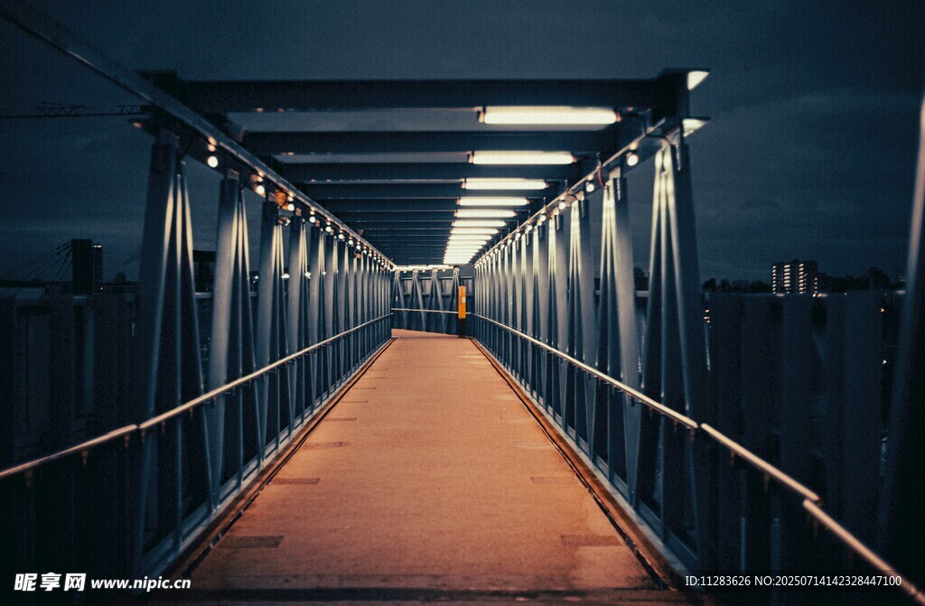 夜晚中的金屬質感步行橋