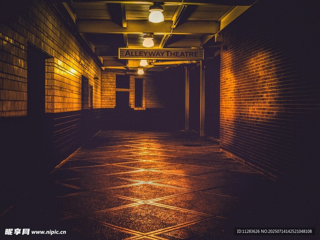 昏暗地下通道的靜謐景象