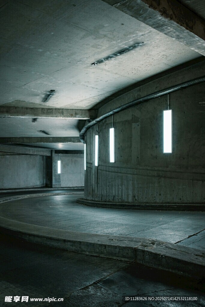 空曠昏暗的廢棄室內(nèi)空間