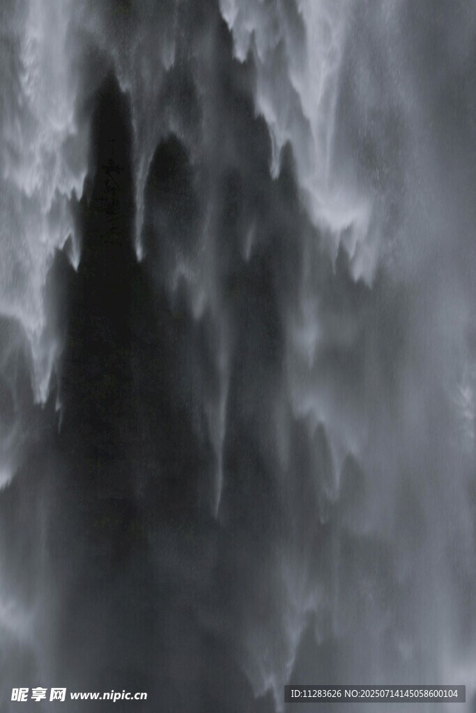 水墨風(fēng)格的奇幻山峰景觀