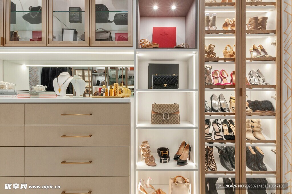 時(shí)尚鞋包展示柜內(nèi)景