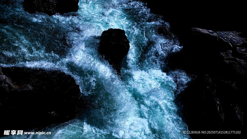 洶涌海浪中的神秘黑洞