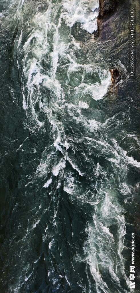 洶涌澎湃的水流