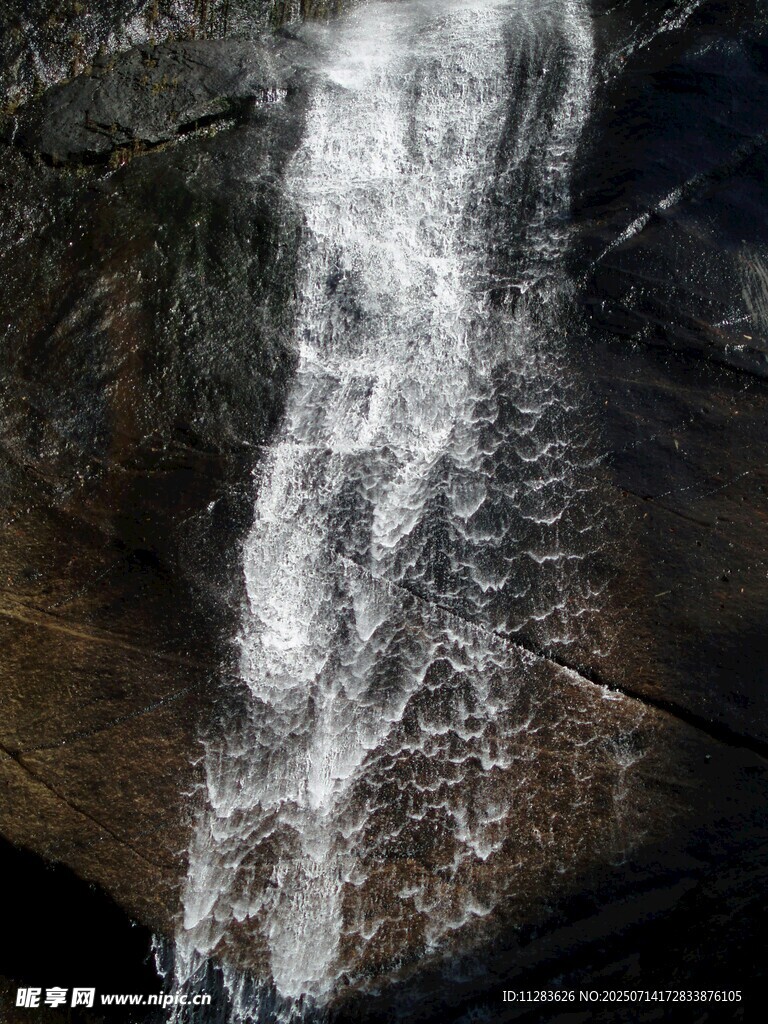 山間飛瀑