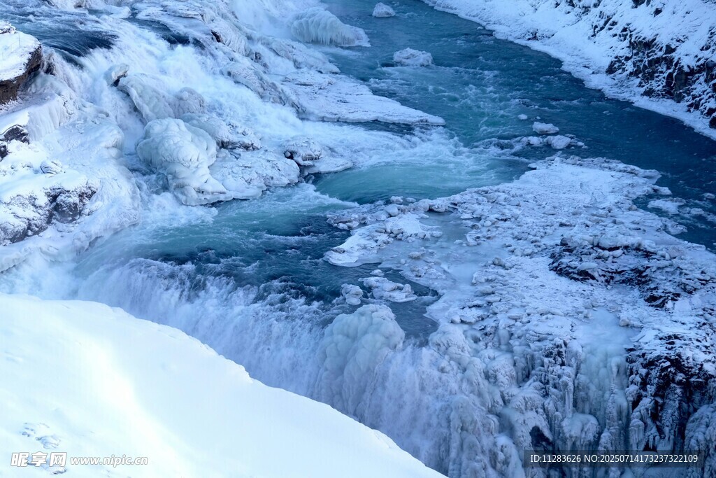 冬日冰雪覆蓋的壯麗河流
