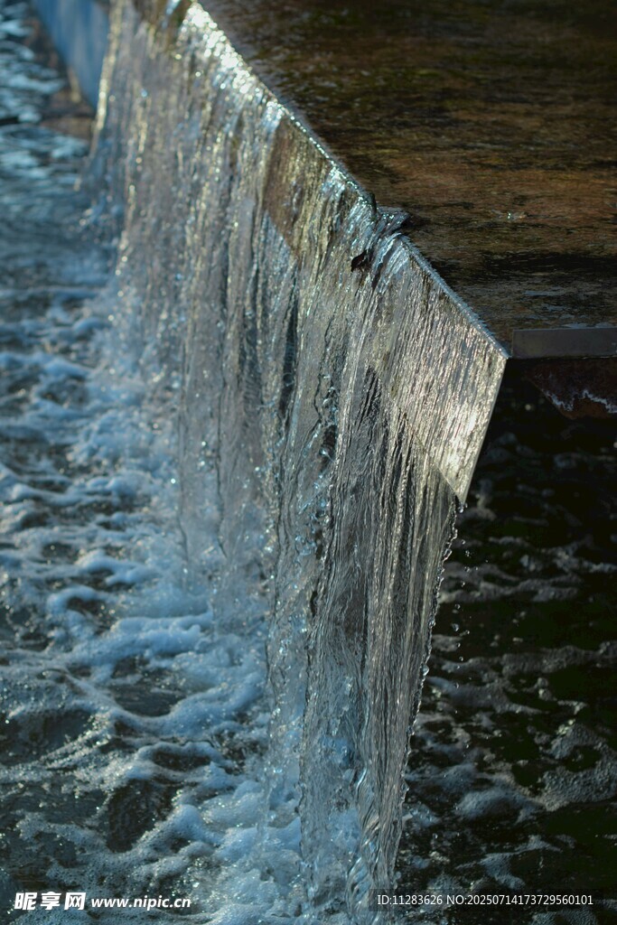 潺潺流水小瀑布景觀