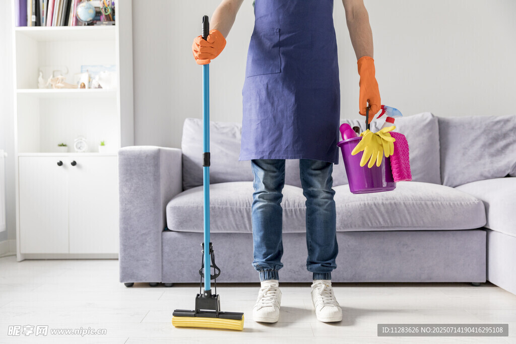 家政人員手持工具準備清潔