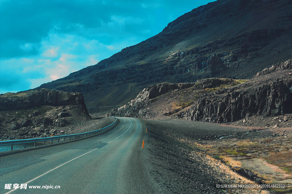 蜿蜒公路穿行于山間美景