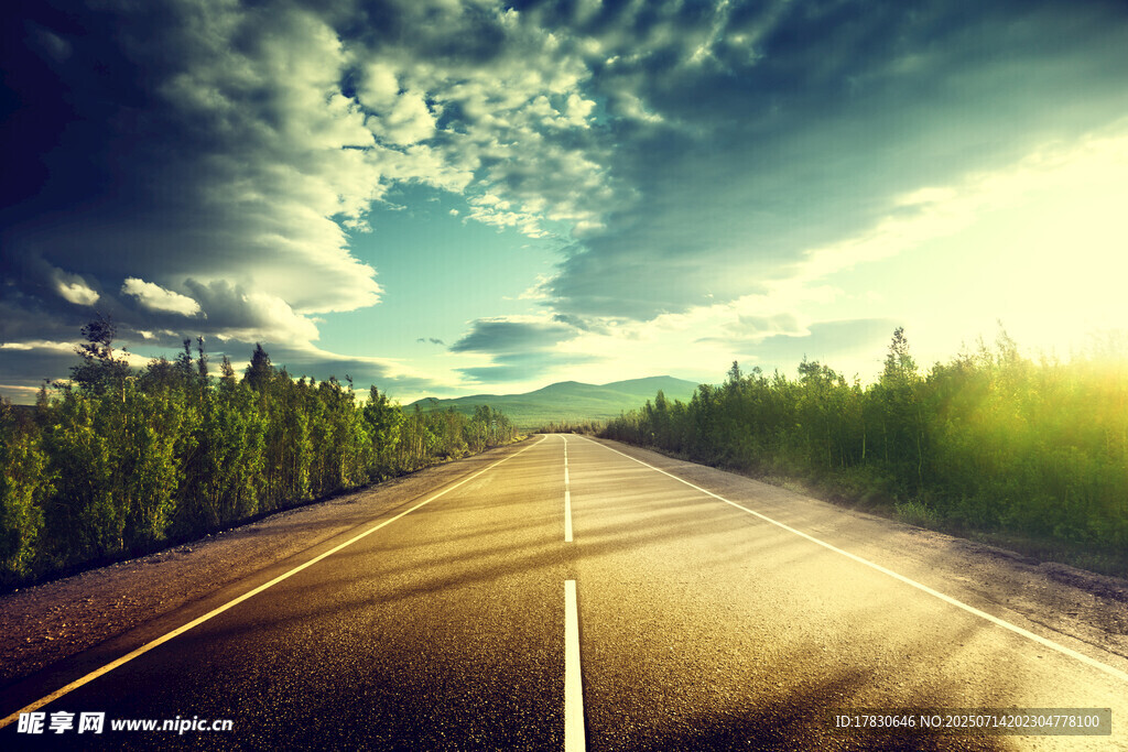 公路伸向遠(yuǎn)方的美麗風(fēng)景