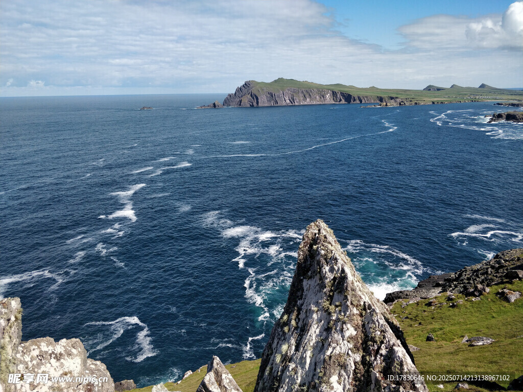 海岸峭壁邊的壯闊藍(lán)色海洋