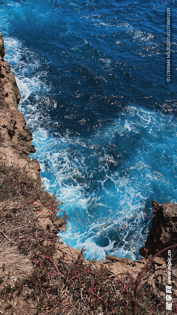 藍(lán)色海岸邊的壯麗海浪景觀