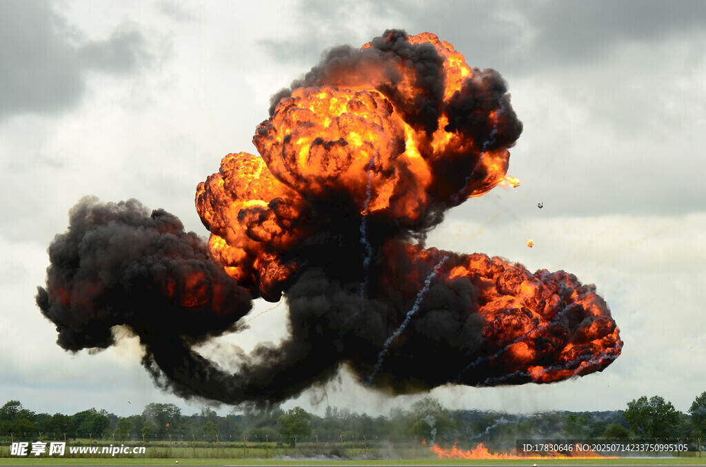 巨大爆炸火球騰空而起