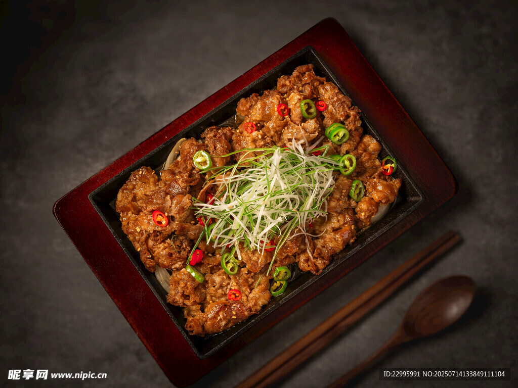 美味肉末菜肴 點(diǎn)綴蔥花