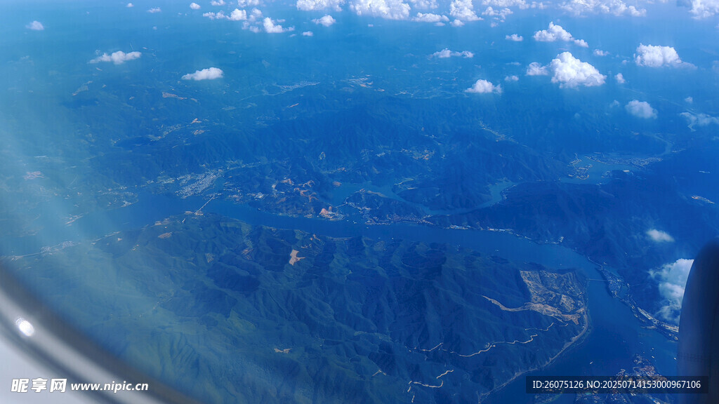 高空俯瞰藍(lán)色山川河流