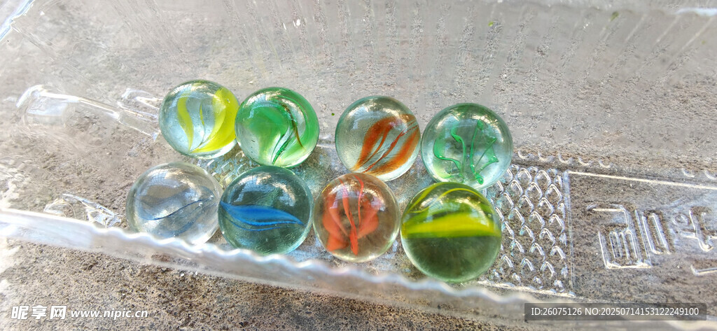 多彩玻璃彈珠排列展示