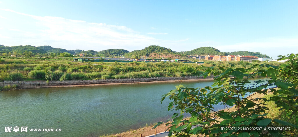 湖畔青山綠樹風(fēng)景如畫