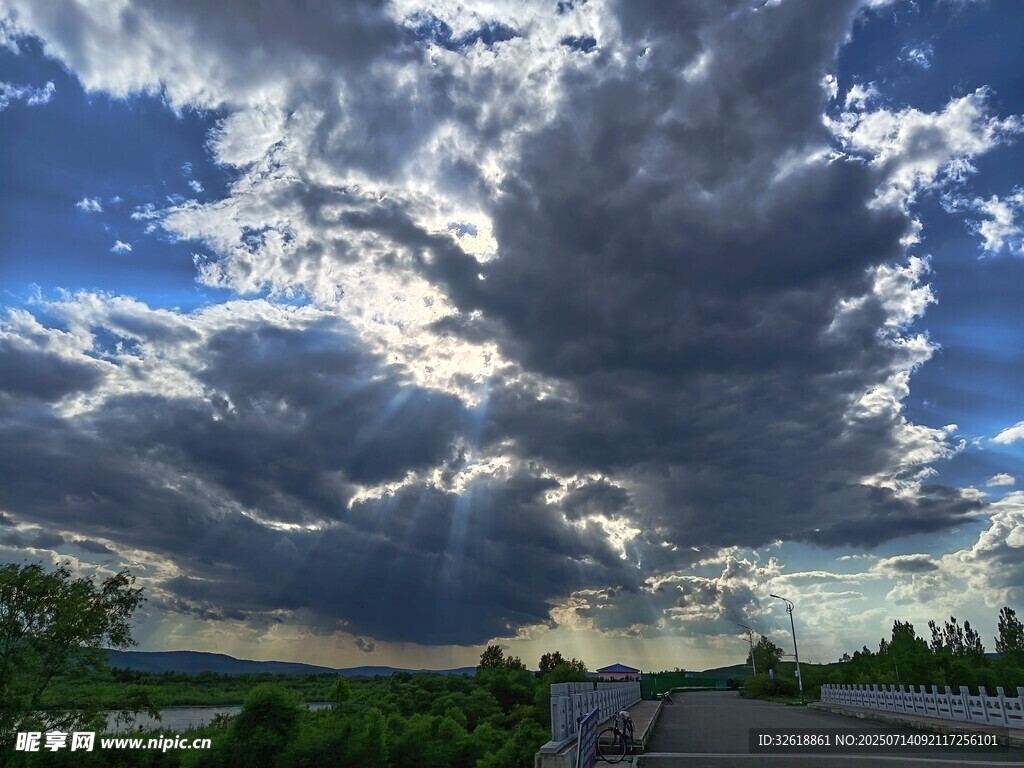 烏云密布的天空景象