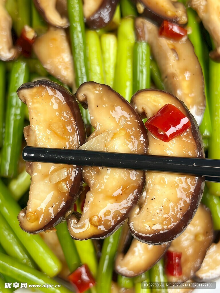 筷子夾起的美味茄子豆角