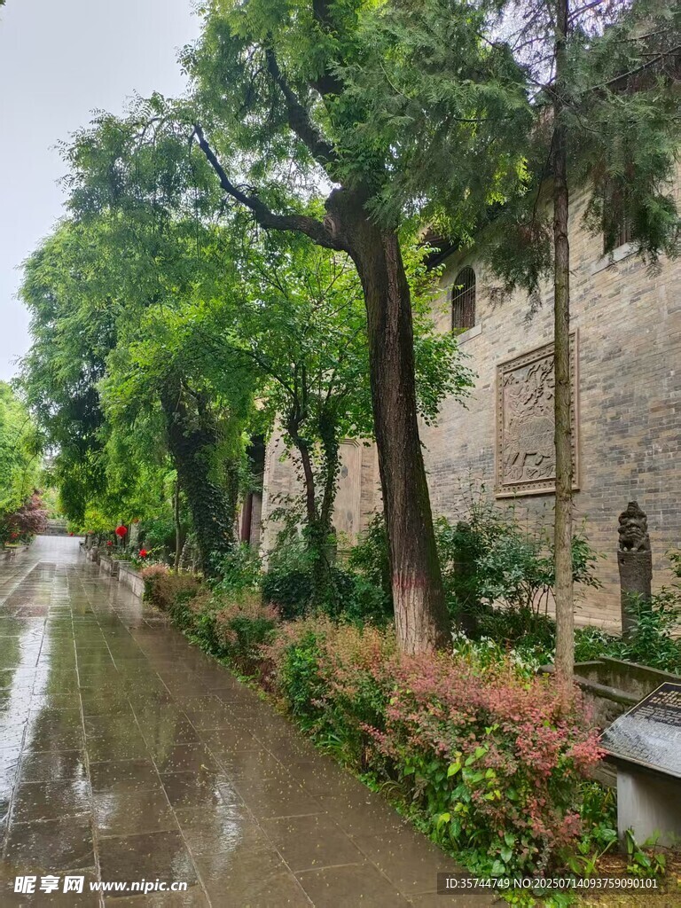 雨后古墻邊的清新小道