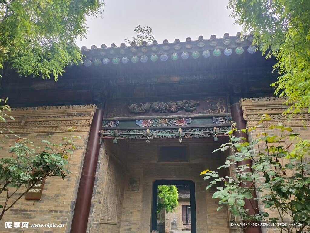 中式古建門樓 綠植相伴
