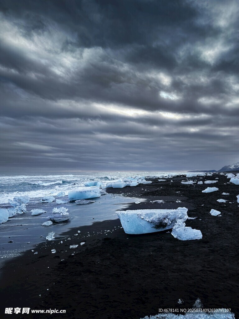 海岸邊的漂浮冰塊景觀