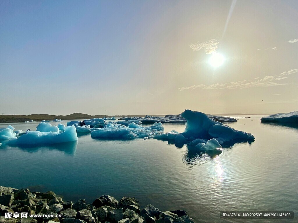 冰川浮于海面的壯麗景觀