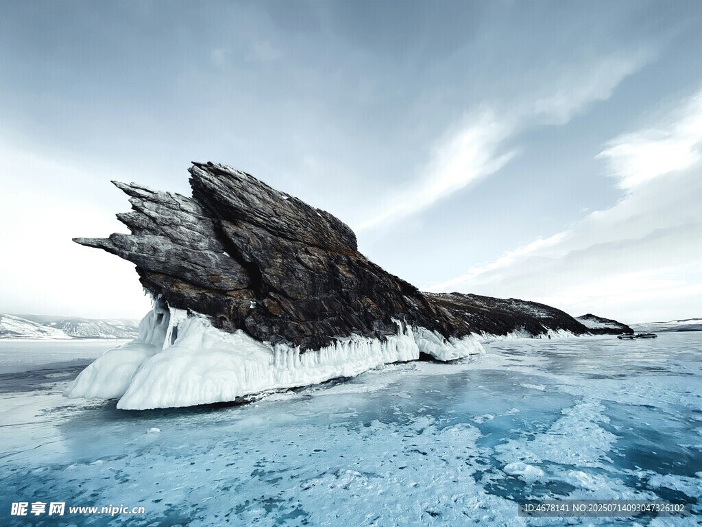 海上孤巖冰雪環(huán)繞之景