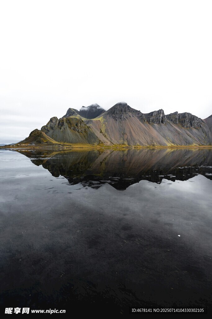 水中孤山倒影美景
