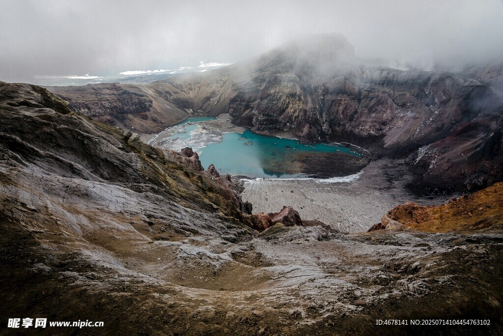火山口的藍色湖泊景觀