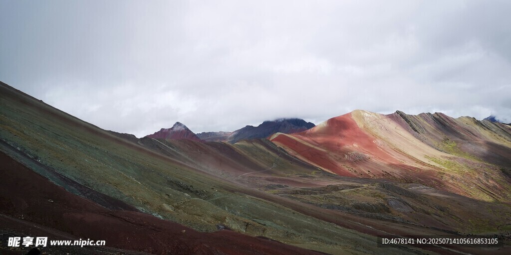五彩斑斕的壯麗山巒