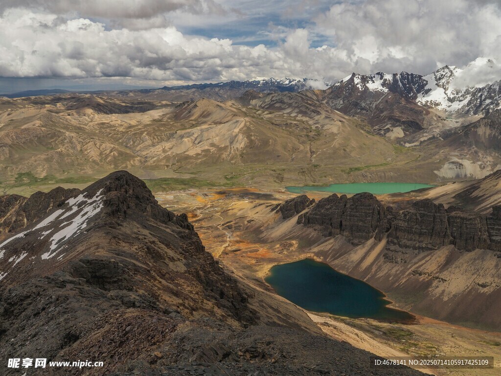 高山湖泊壯麗自然景觀