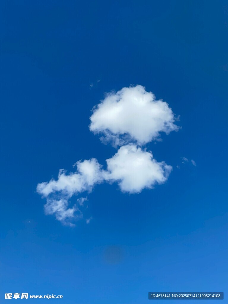 藍天中的幾朵白云