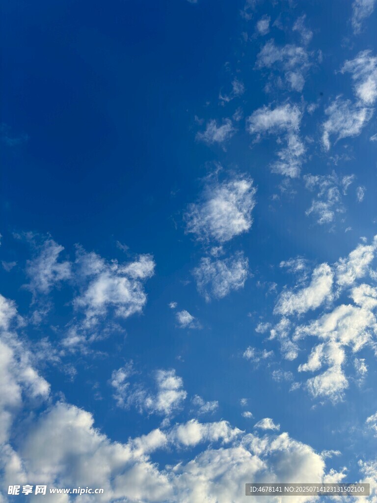 晴朗藍天飄著朵朵白云