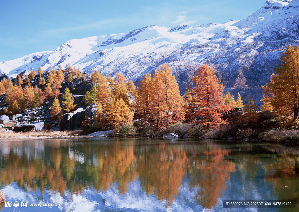 秋日雪山湖畔美景