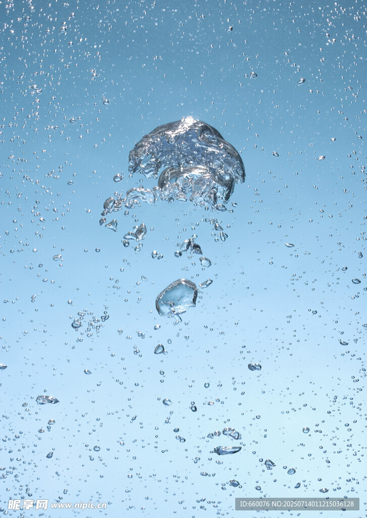 水滴墜落瞬間