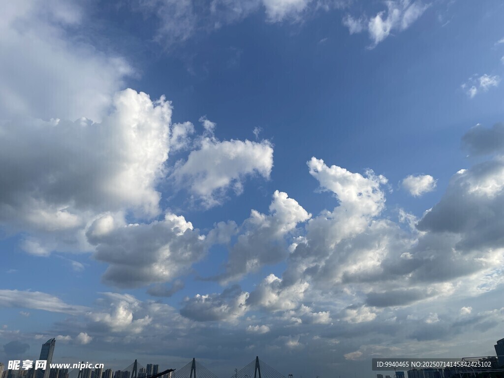 藍(lán)天白云下的城市天際線