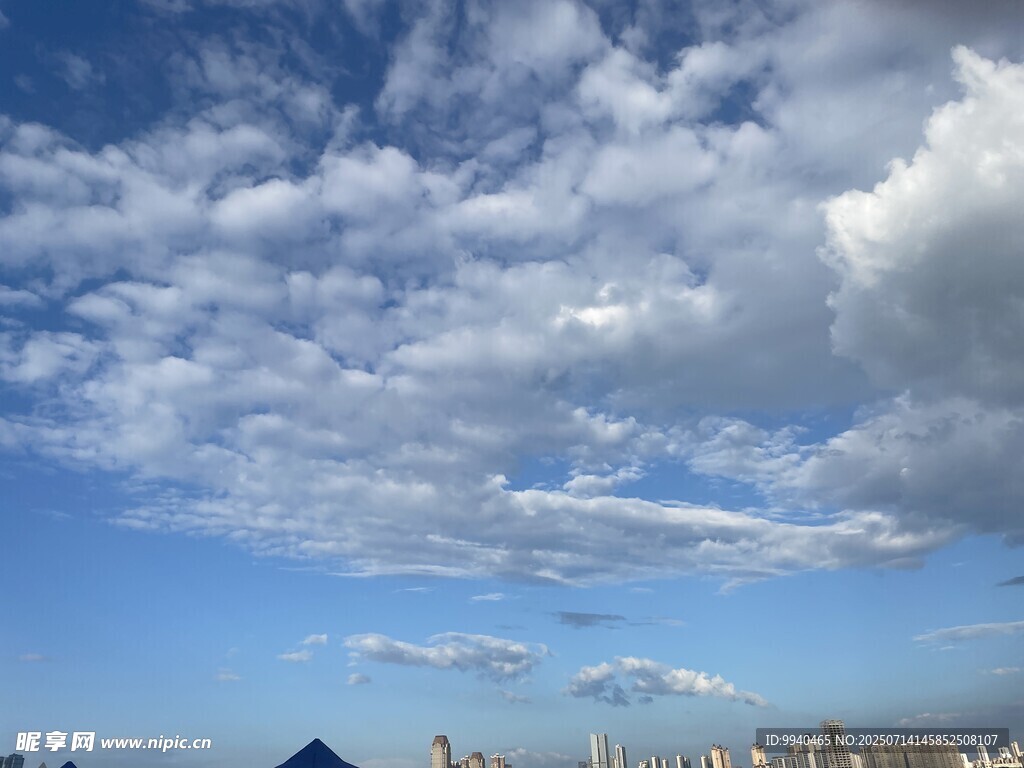 藍(lán)天飄白云下的城市景象