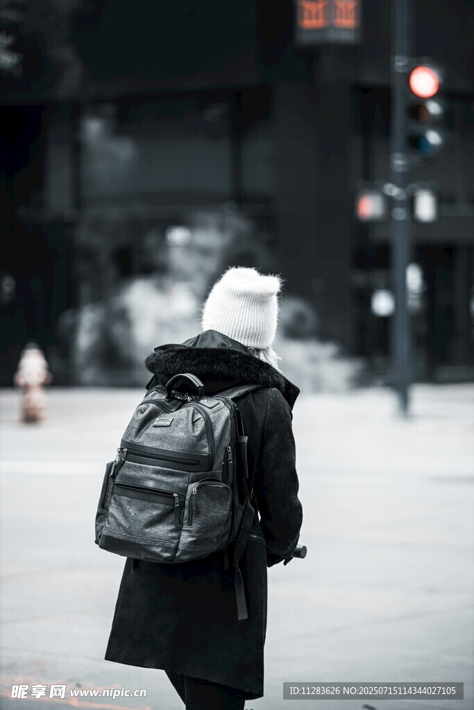 街頭獨(dú)行的背包者