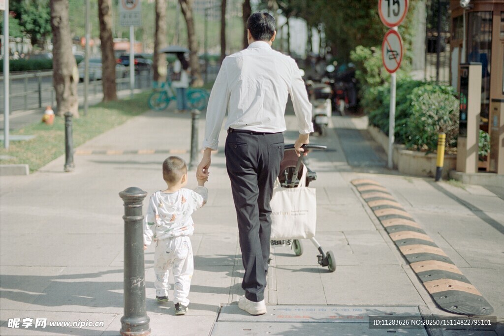 父親帶娃漫步街道
