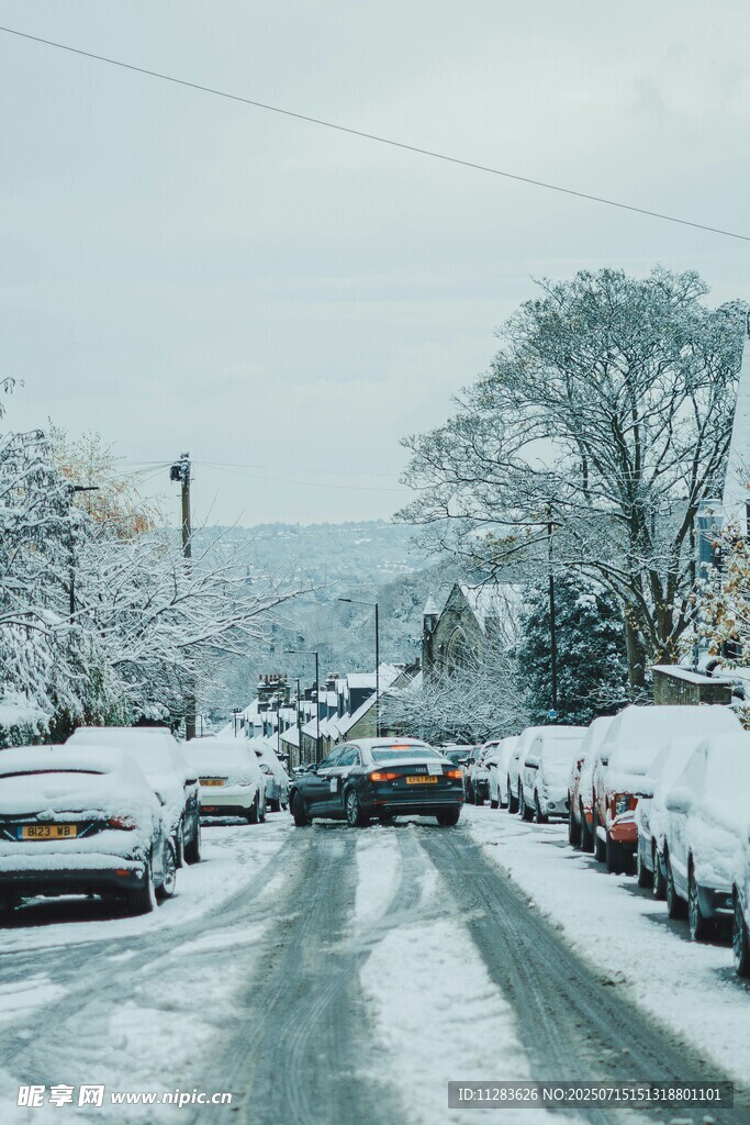 雪后街道上的積雪車輛