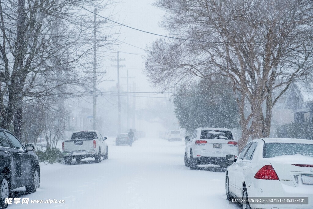 大雪中的街道與停放車輛