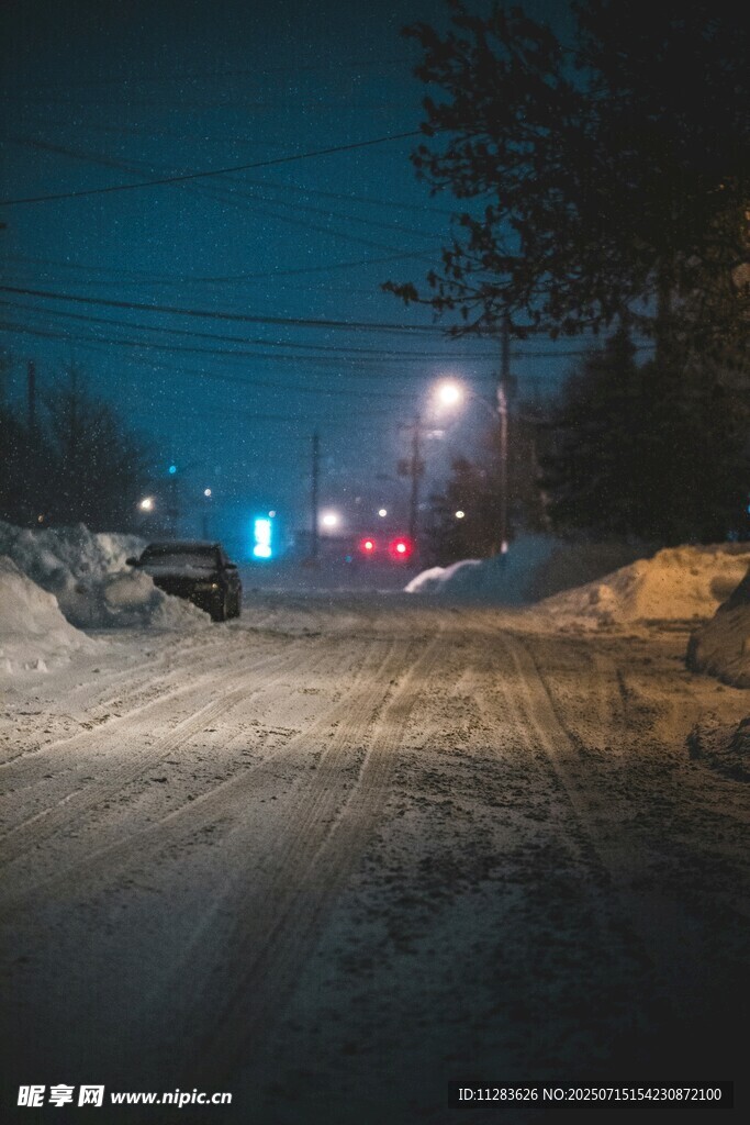 冬夜雪路的車輛燈光景象