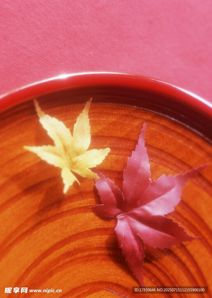 紅葉浮于碗中賞秋意