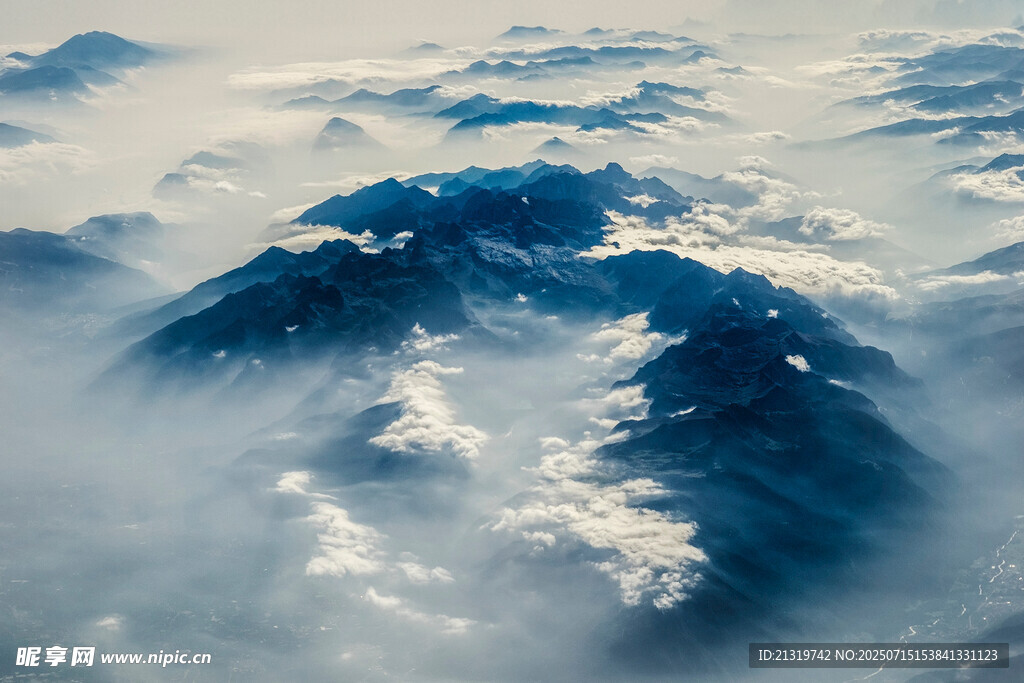 云海中的壯麗山巒