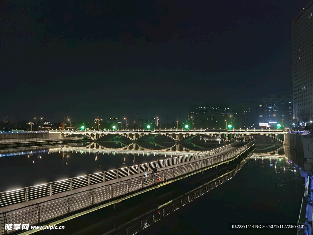 城市河畔夜景璀璨燈光