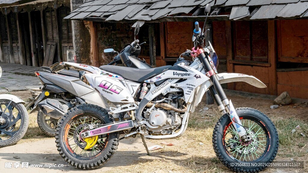 越野摩托車停于木屋旁