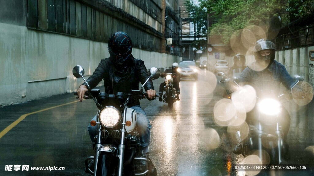 夜晚街頭的摩托車騎行隊(duì)伍