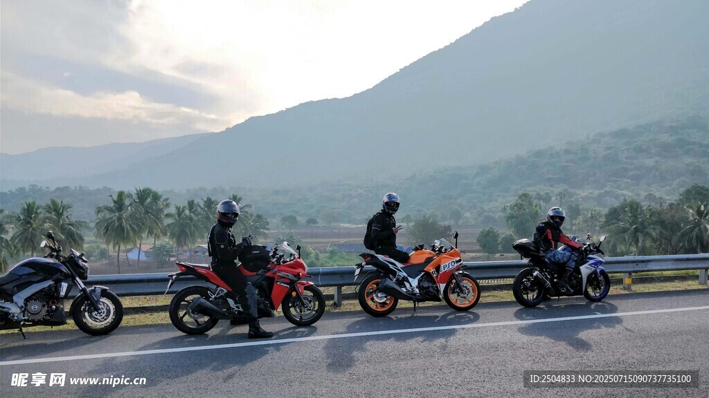 公路上的摩托車騎行隊伍